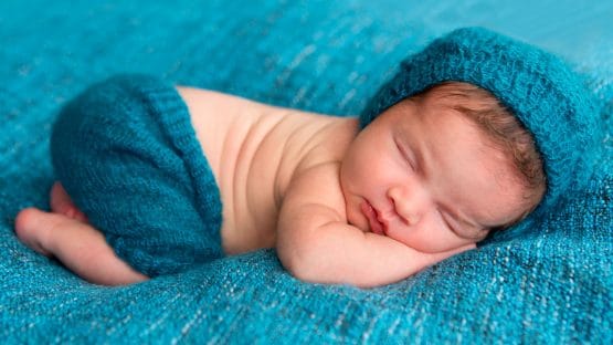 Quais exames um bebê precisa fazer ao nascer?