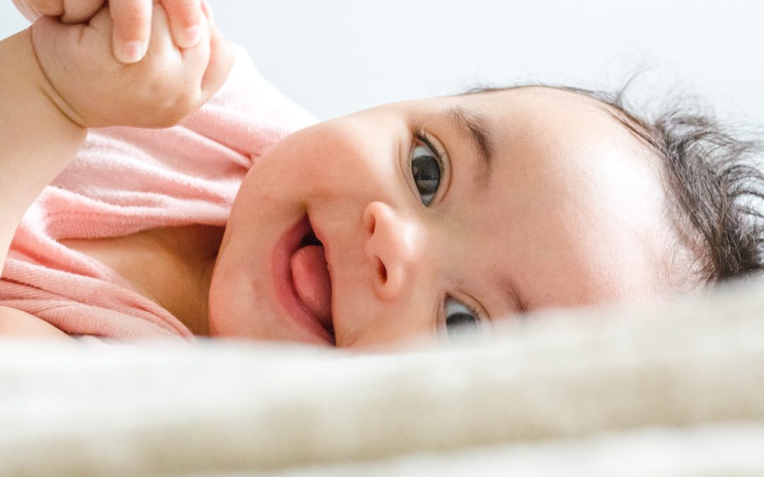 Entenda como é feito o rastreio da surdez em bebês