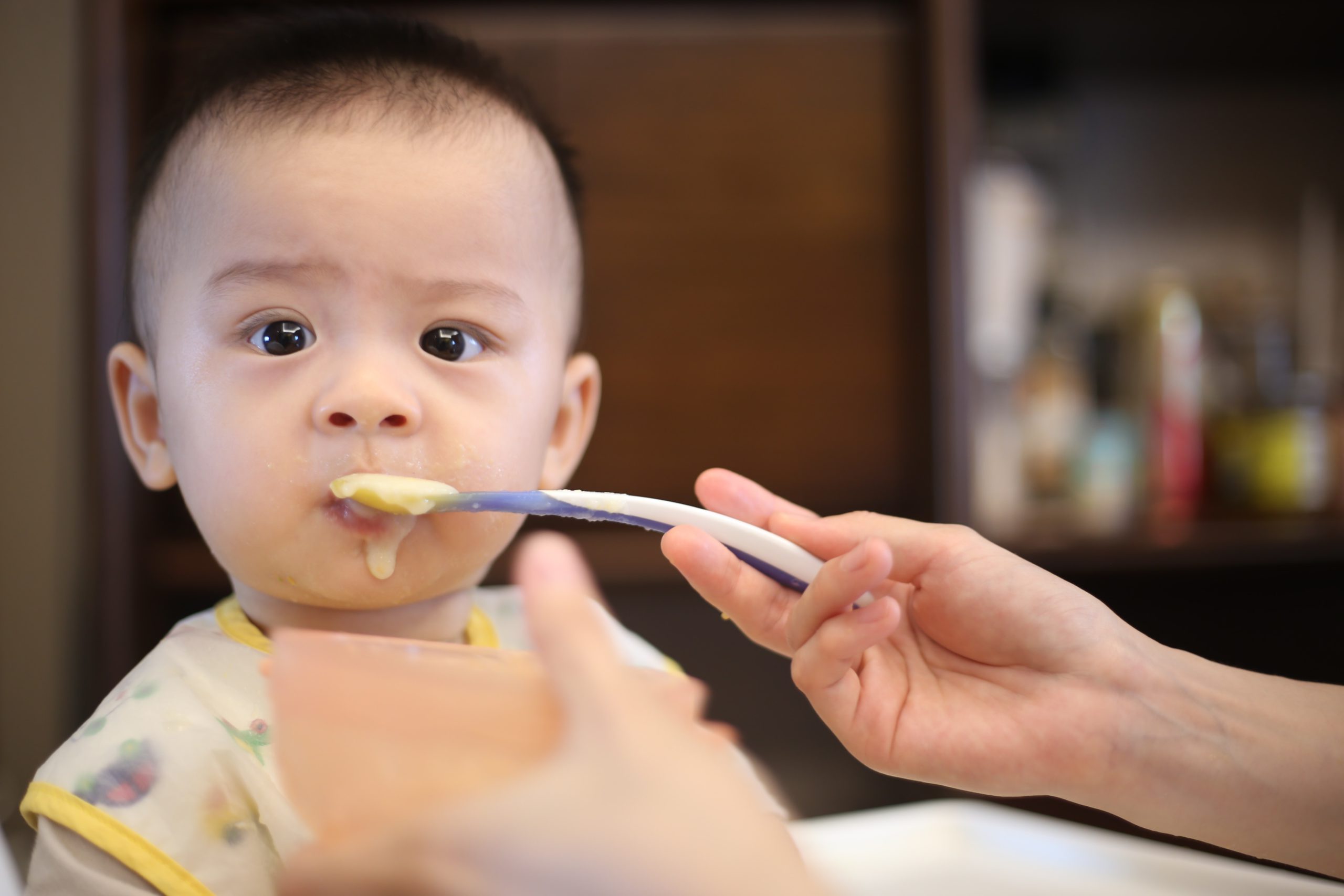 Doenças raras: tratamento nutricional. Bebê comendo papinha.