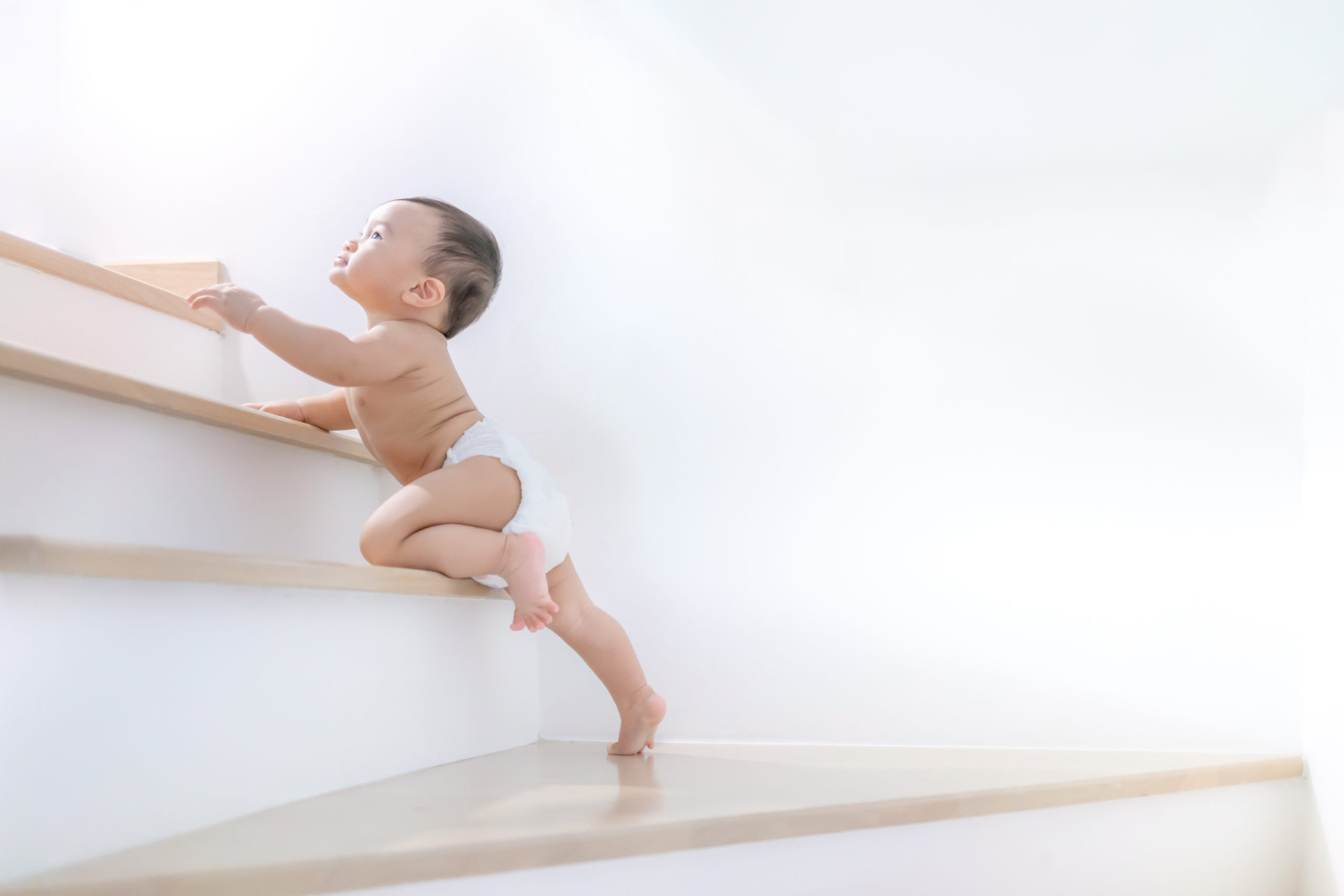 Bebê tentando subir escada
