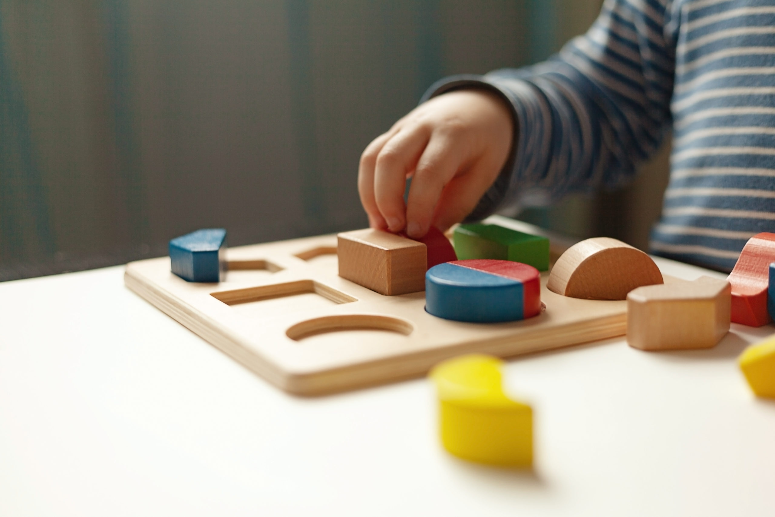 Foto de criança brincando com blocos coloridos