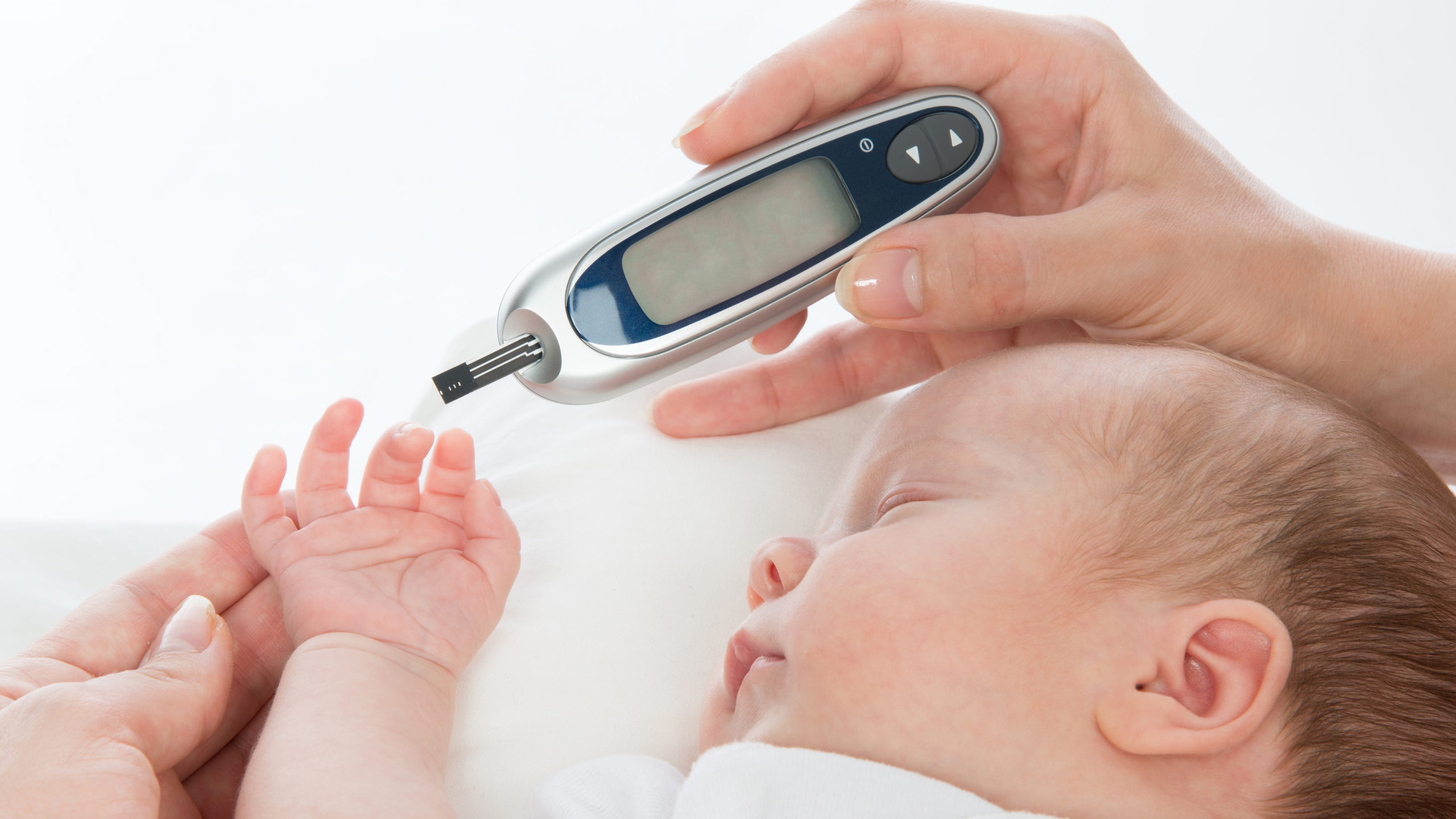 foto de bebê e um medidor de glicemia