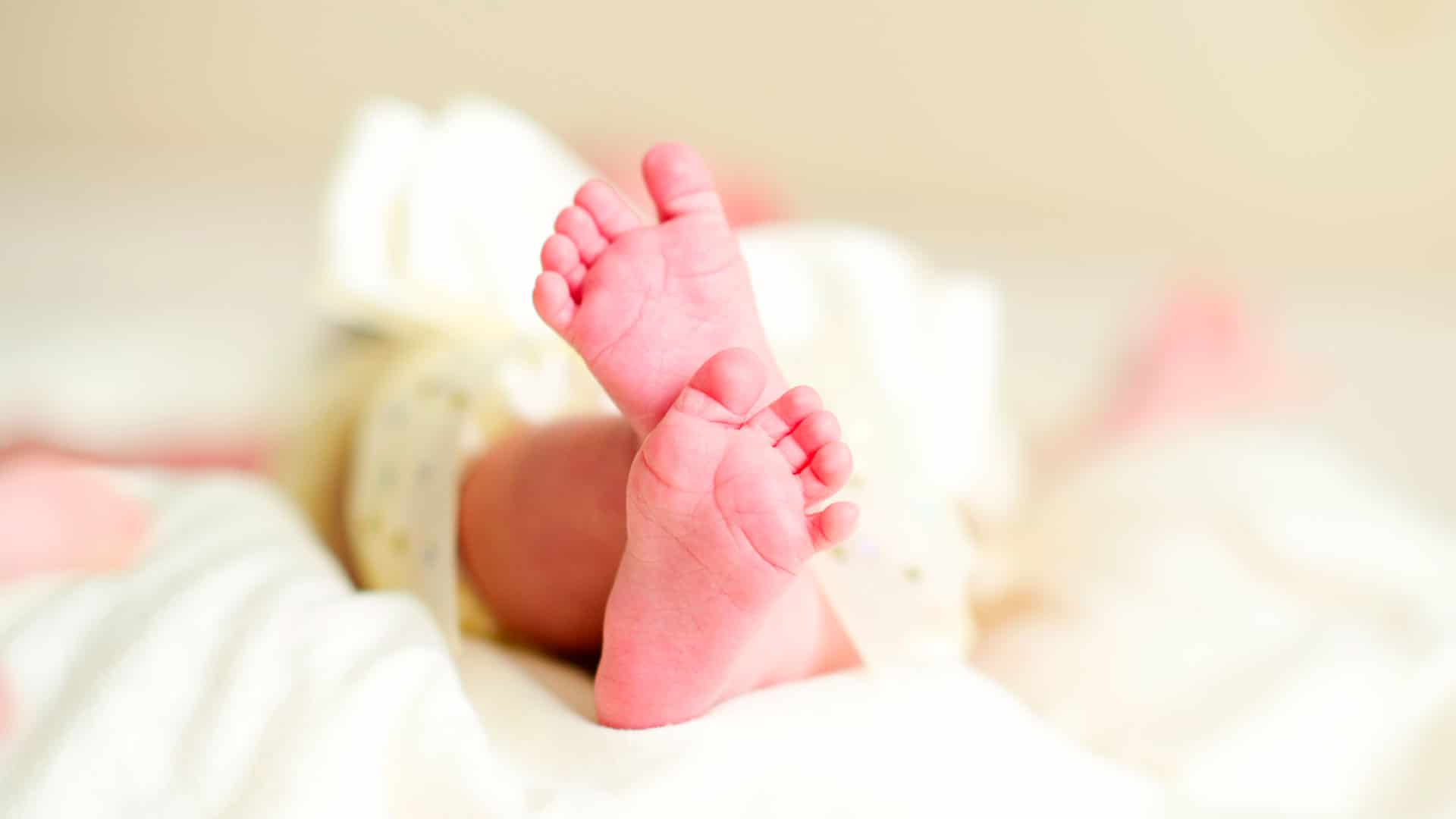 pezinho de bebê teste da bochechinha substitui o do pezinho